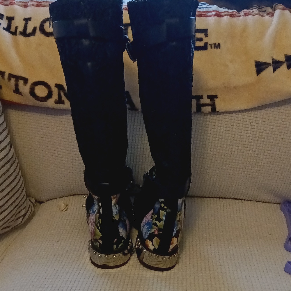 Boots - Picture 4 of 7